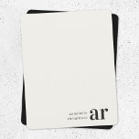 Minimalistische Retro-Typografie der Vintagen Mono Mitteilungskarte<br><div class="desc">Eine Vintage Monogramm Notizkarte mit Retro-Typografie,  die leicht mit Ihrem Namen und Initialen personalisiert werden kann,  um ein einzigartiges,  kundenspezifisches Schreibwarendesign zu schaffen! Das Design besteht aus einem klassischen Elfenbeinhintergrund im altertümlichen Stil und einer schwarzen Schrift mit komplementärem Hintergrund auf der Rückseite.</div>