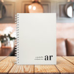 Minimalistische Retro-Typografie der Vintagen Mono Notizbuch<br><div class="desc">Ein Vintages Monogramm-Notizbuch-Design mit Retro-Typografie,  das leicht mit Ihrem Namen und Initialen personalisiert werden kann,  um ein einzigartiges,  individuelles Schreibwarendesign zu schaffen! Das Design besteht aus einem klassischen Elfenbein-Hintergrund und einer schwarzen Schrift.</div>