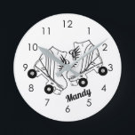 Minimalistische Roller-Skate Zeichnend Individuell Runde Wanduhr<br><div class="desc">Minimalistische Schwarz-Weiß-Roller-Skate Zeichnend. Zwei Quads Rolle Skate Illustration in Schwarz-Weiß. Einfache ästhetische Rolle Skaten,  Roller Skate Schwarz-Weiß moderne Illustration.</div>
