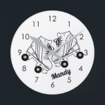 Minimalistische Roller-Skate Zeichnend Individuell Runde Wanduhr<br><div class="desc">Minimalistische Schwarz-Weiß-Roller-Skate Zeichnend. Zwei Quads Rolle Skate Illustration in Schwarz-Weiß. Einfache ästhetische Rolle Skaten,  Roller Skate Schwarz-Weiß moderne Illustration.</div>