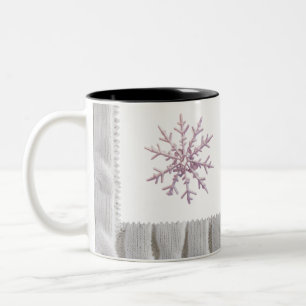 Minimalistische rosa Schneeflocke weiße Kabelstric Zweifarbige Tasse
