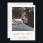 Minimalistische Rose Gold | Ein Foto Save The Date<br><div class="desc">Dieses einfache und elegante Imitat Rose Gold und Weiß Hochzeit speichern Sie die Dattelkarte mit Ihrem persönlichen Foto auf der Vorderseite,  mit einer Mischung aus modernen handgeschriebenen Skripten und fett Serif-Text. Auf der Rückseite finden Sie weitere Informationen,  einschließlich Ihrer Hochzeitswebsite.</div>