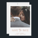 Minimalistische Rose Gold | Ein Foto Save The Date<br><div class="desc">Dieses einfache und elegante Imitat Rose Gold und Weiß Hochzeit speichern Sie die Dattelkarte mit Ihrem persönlichen Foto auf der Vorderseite,  mit einer Mischung aus modernen handgeschriebenen Skripten und fett Serif-Text. Auf der Rückseite finden Sie weitere Informationen,  einschließlich Ihrer Hochzeitswebsite.</div>