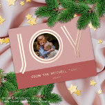Minimalistische Rose Gold in Blush Pink Folien Feiertagspostkarte<br><div class="desc">Moderne klassische Weihnachtssaison Grußkarte mit moderner JOY Typografie Wortart auf einem klassischen,  schicken hellen und dunkelrot rosa Hintergrund. Mit Option und Zimmer,  um ein persönliches Foto,  Name und Jahr Ihrer Wahl auf der Vorderseite,  und eine anpassbare Saison Grußbotschaft auf der Rückseite der Karte anpassen.</div>
