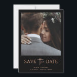 Minimalistische Rose Gold und Schwarz | Ein Foto Save The Date<br><div class="desc">Diese schlichte und elegante Rose mit Gold und Schwarz-Save the Date-Karte zeichnet sich durch Ihr persönliches Foto auf der Vorderseite aus. Sie bietet eine Mischung aus modernem,  handgeschriebenem Drehbuch und feinem Serifentext. Auf der Rückseite finden Sie weitere Informationen,  einschließlich Ihrer Hochzeitswebsite.</div>