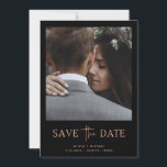 Minimalistische Rose Gold und Schwarz | Ein Foto Save The Date<br><div class="desc">Diese schlichte und elegante Rose mit Gold und Schwarz-Save the Date-Karte zeichnet sich durch Ihr persönliches Foto auf der Vorderseite aus. Sie bietet eine Mischung aus modernem,  handgeschriebenem Drehbuch und feinem Serifentext. Auf der Rückseite finden Sie weitere Informationen,  einschließlich Ihrer Hochzeitswebsite.</div>