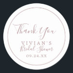 Minimalistische Rose Gold Vielen Dank Brautparty G Runder Aufkleber<br><div class="desc">Diese minimalistische Rose Gold danke Ihnen Brautparty Gunst Aufkleber sind perfekt für einen einfachen Polterabend. Das moderne romantische Design besticht durch klassische Rose-Gold- und Weißtypografie gepaart mit einer rustikalen und eleganten Kalligraphie mit Vintagem handgeschriebenem Stil. Anpassbar in jeder Farbe. Behalt das Design einfach und elegant, wie es ist, oder personalisiere...</div>
