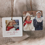 Minimalistische Rote Paare Keepake Foto Keramikornament<br><div class="desc">Dieses minimalistische Rotkehlchen bewahrt die Keramik des Fotos und ist die perfekte Dekoration für Weihnachtsbaume. Das Design zeichnet sich durch klassische Typografie in Rot und Weiß aus, gepaart mit einem rustikalen und eleganten Script-Schriftart mit handgeschriebenem Stil. Personalisieren Sie die Vorderseite dieses Sake-Ornaments mit einem Foto, Ihren Namen und das Jahr....</div>