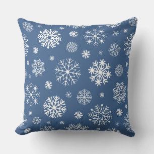 Minimalistische Schneeflocken in Blau und Weiß im  Kissen