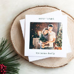 Minimalistische Schreibmaschine | Frohe Weihnachte Feiertagskarte<br><div class="desc">Diese einfachen und minimalistischen Weihnachtskarten zeigen Ihr persönliches Lieblings-Foto,  zusammen mit Ihren Namen und den Worten "fröhlich   hell" in grüner Schrift. Sie können dies zu jedem Gruß Ihrer Wahl ändern. Die Rückseite der Karte bietet auch Platz für eine persönliche Urlaubsnachricht für Freunde und Familie.</div>