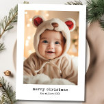 Minimalistische Schreibmaschine Frohe Weihnachtsfa Feiertagskarte<br><div class="desc">Entpacken Sie die Freude der Saison mit unserer Minimalistischen Schrift Frohe Weihnachts-Foto-Weihnachtskarte. Diese elegante Karte, die für diejenigen, die Einfachheit und Stil schätzen, ermöglicht Ihnen, die Wärme des Urlaubs mit Ihren Lieben auf eine einzigartige Weise zu teilen. Diese exakte und zeitlos schwarz-weiß gedruckte Fotokarte im Stil einer Schreibmaschine verleiht Ihren...</div>