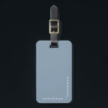 Minimalistische Schreibmaschinentypografie-Ecke Na Gepäckanhänger<br><div class="desc">Personalisierter Gepäckanhänger mit Ihren Namen in einem minimalistischen Retro-Schriftart in weiß in der Ecke auf einem staubigen blauen Hintergrund.</div>