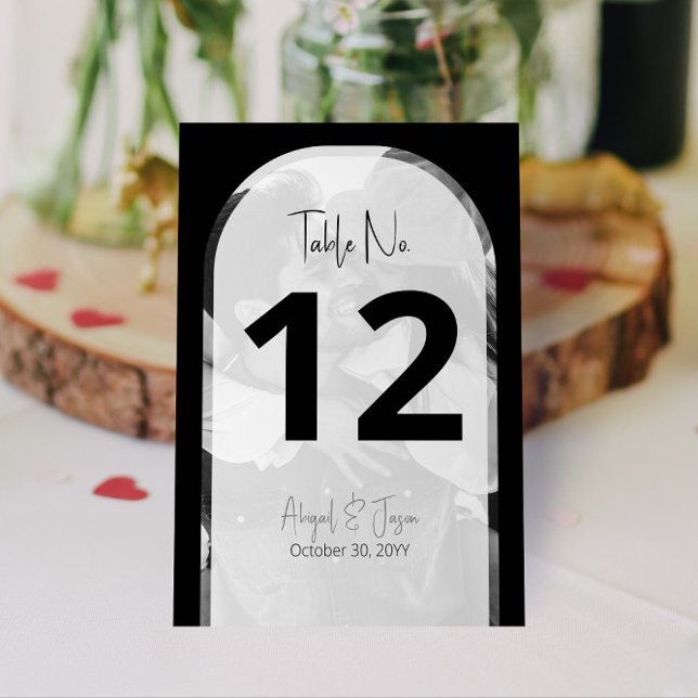 💍 Minimalistische Schwarz-Weiß-Foto-Hochzeit Tischnummer (Your photo is automatically converted for our minimalist black + white arched Wedding Table Numbers)