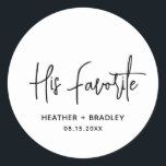 Minimalistische Schwarz-Weiß-Hochzeit Runder Aufkleber<br><div class="desc">Moderne Gastgeschenk Hochzeit Aufkleber mit einem einfachen Design mit "Seinem Favoriten" in einer eleganten Schrift Typografie zusammen mit Ihren Namen und Hochzeitsdatum in einem minimalistischen Sans Serif Schriftart. Alle Designelemente sind schwarz und weiß. Ein elegantes Design für jeden Hochzeitsstil. Diese Sonderaufkleber eignen sich hervorragend zum Anziehen von Süßigkeiten oder Snacks...</div>