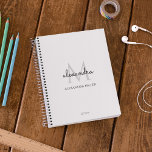 Minimalistische Schwarz-Weiß-Monogramm-Bezeichnung Planer<br><div class="desc">Dieses schlichte, elegante, stilvolle Schwarz-Weiß-Design zeichnet sich durch Ihren personalisierten Namen und Ihre Monogramme in trendiger, stilvoller Topografie aus. Dieser Artikel kann und ein ausgezeichnetes Geschenk für Sie, Ihre Familie und Freunde.</div>