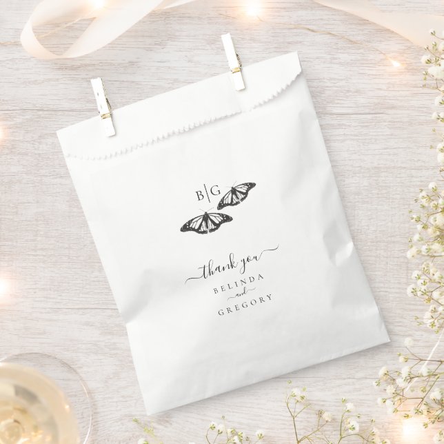 Minimalistische Schwarz-weiße Butterfly-Monogrammh Geschenktütchen (Ausgeschnitten)