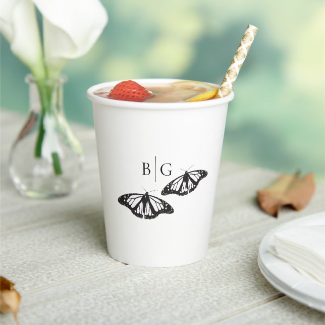 Minimalistische Schwarz-weiße Butterfly-Monogrammh Pappbecher (In Situ)