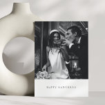 Minimalistische Schwarze Hanukkah Foto Hochzeit Feiertagskarte<br><div class="desc">Eine elegante und moderne Hanukkah-Urlaubskarte mit Ihrem Lieblings-Schwarz-Weiß-Portrait über einem klassischen Serifenurlaub-Gruß. Das minimalistische Layout lässt Ihr Foto glänzen,  während die anpassbare Nachricht auf der Rückseite ideal ist,  um eine persönliche Note oder ein ganzjähriges Update mit Lieben zu teilen.</div>