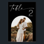 Minimalistische Schwarze Hochzeit | Elegantes mode Tischnummer<br><div class="desc">Mit dieser eleganten, schwarzen Hochzeitskarte, die moderne weiße Kalligraphie und ein maßgeschneidertes Foto-Design bietet, machen Sie Ihre Empfang-Dekoration unvergesslich. Diese personalisierte Tischkarte eignet sich perfekt für moderne, minimalistische oder formelle Hochzeiten. Der schwarze Hintergrund umrahmt Ihr Foto wunderschön in einem Bogen und verleiht der Dekoration an der Hochzeitsfeier eine schicke und...</div>