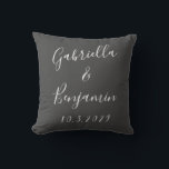 Minimalistische Schwarze Kalligrafie Hochzeit Pers Kissen<br><div class="desc">Mit diesem modernen,  minimalistischen Schwarz-Weiß-Design mit einer schönen handgeschriebenen Schrift schaffen Sie einen lustigen Sake für Ihren besonderen Tag.</div>