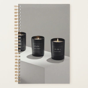 Minimalistische schwarze Kerzen mit winzigen Flamm Planer