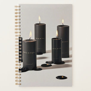 Minimalistische schwarze Kerzen mit winzigen Flamm Planer
