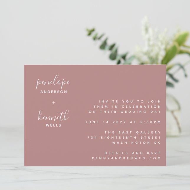Minimalistische Script-Moderne Hochzeit | Dusty Ro Einladung (Stehend Vorderseite)