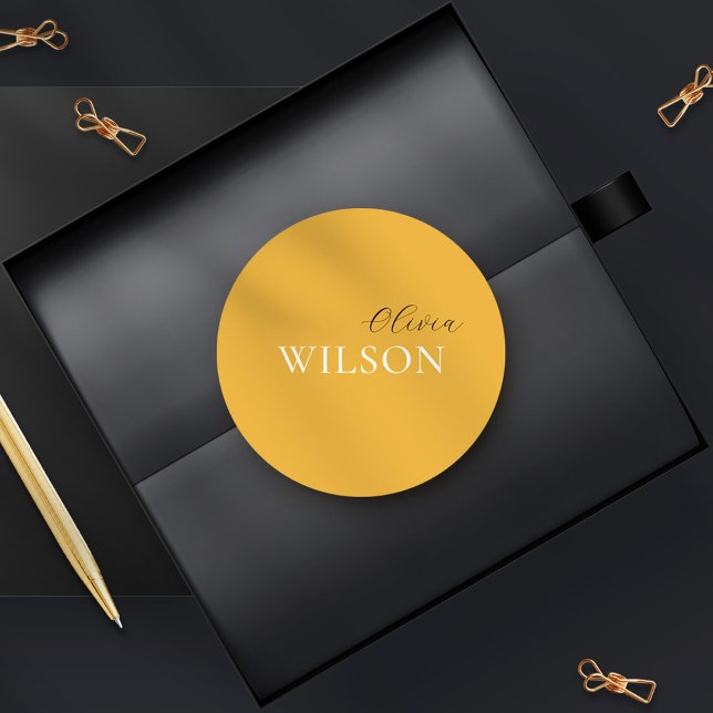 Minimalistische Script Typografie Mustard Yellow Runder Aufkleber (Von Creator hochgeladen)