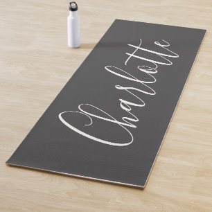Minimalistische Skript-Typografie Name Schwarz und Yogamatte