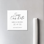 Minimalistische Skripteinblendung Datum speichern Magnet<br><div class="desc">Moderne Minimalistische Script Hochzeit speichern das Date Magnet. Einfache minimale Kalligrafie Typografie Design. Personalisieren Sie für eine individuelle Hochzeit Save the Date.</div>