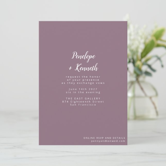 Minimalistische Skriptnamen Moderne Hochzeit Lila  Einladung (Stehend Vorderseite)
