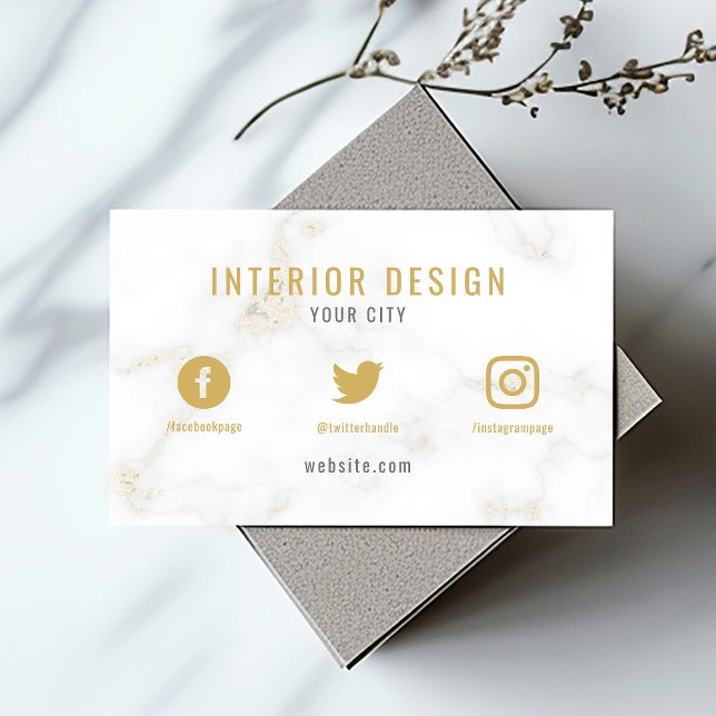 Minimalistische Soziale Medien in White und Gold M Visitenkarte (White marble business card with gold text, social media icons, and modern minimalist layout.)