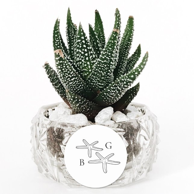 Minimalistische Starfish Beach Monogram-Gastgesche Runder Aufkleber (Minimalist Starfish Beach Monogram Wedding Favor Classic Round Sticker)