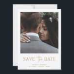 Minimalistische StilGold | Ein Foto Save The Date<br><div class="desc">Dieses schlichte und elegante Imitat Gold und Weiß Hochzeit speichern die Dattelkarte mit Ihrem persönlichen Foto auf der Vorderseite,  mit einer Mischung aus modernen handgeschriebenen Skripten und fett serf Text. Auf der Rückseite finden Sie weitere Informationen,  einschließlich Ihrer Hochzeitswebsite.</div>