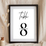 Minimalistische Tischnummer für einfache Sitzkarte<br><div class="desc">Mit diesem minimalen Schwarz-Weiß-Zeichen für die Tischnummer schließen Sie Ihre geschäftliche oder private Veranstaltungsdekoration ab. Nutzen Sie diese moderne Sitzkarte für Ihre Gala-Veranstaltung,  Ihr Business-Party oder Ihren Hochzeitsempfang,  dieses minimalistische Design wird jeden Anlass Anzug!</div>