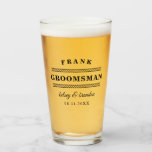 Minimalistische Trauzeuge-Hochzeit Glas<br><div class="desc">Vervollkommnen Sie Bevorzugung für Ihre Trauzeugen, in denen Sie das Bierglas mit dem Namen Ihres Trauzeugen, den Namen der glücklichen Paare und Hochzeitsdatum in einem unbedeutenden Typografieentwurf personifizieren können.</div>