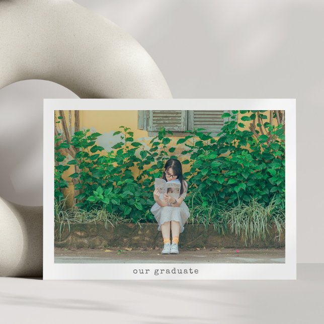 Minimalistische Typografie Graduate 2 Foto Abschlu Ankündigung (Von Creator hochgeladen)