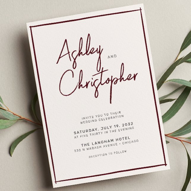 Minimalistische Typografie Script Maroon Wedding Einladung (Von Creator hochgeladen)