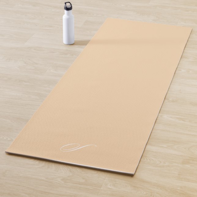 Minimalistische Übung durch einfache Pfirsichpfirs Yogamatte (Beispiel)