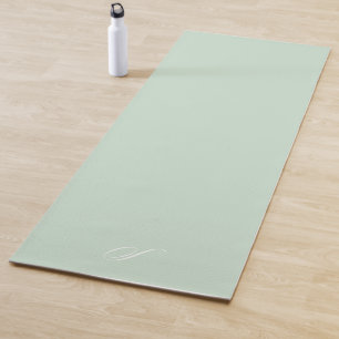 Minimalistische Übung mit schlichter, grüner Paste Yogamatte