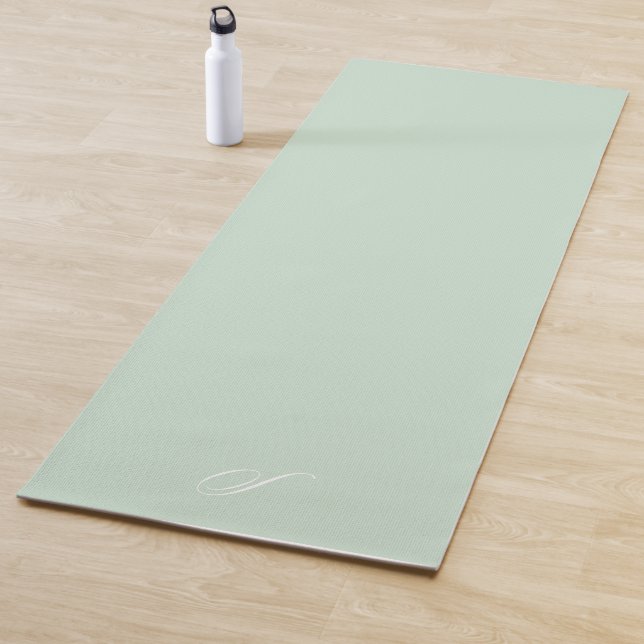 Minimalistische Übung mit schlichter, grüner Paste Yogamatte (Beispiel)