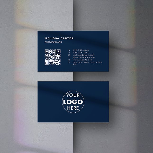 Minimalistische Visitenkarten | QR-Code und Logo | Visitenkarte (Front & back of a dark blue minimalist business card design with customisable QR Code & logo.)