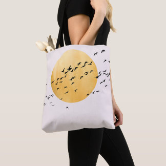 Minimalistische Vogelschar mit goldenem Sonnenunte Tasche