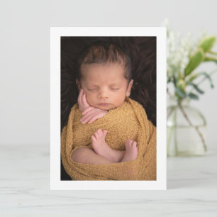Minimalistische Vorstellung des Babyporträts Foto Ankündigung