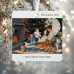 Minimalistische Weihnachten Dann gab es vier Famil Ornament Aus Metall<br><div class="desc">Mit der Minimalistischen Weihnachtsfeier, dann gab es vier Familienmetallschmuck. Ideal für Ihren Baum, dieses erste Weihnachtsschmuck feiert die Expansion Ihrer Familie, ob für eine wachsende Familie von drei oder eine herzerwärmende Schwangerschaft Ankündigung. Mit seinem eleganten und modernen Design ist dieser bruchsichere Metallschmuck ein bleibender und nachhaltiger Sake, der sicherstellt, dass...</div>