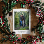 Minimalistische Weihnachten Elegantes Chic Einfach<br><div class="desc">Eine stilvolle minimale Foto-Urlaubskarte mit klassischer Typografie "Happy Holidays" in Schwarz auf einem schlichten, minimalistisch-weißen Hintergrund und einer kräftigen Rottönung auf der Rückseite. Das Foto, der Gruß und der Name können leicht für eine persönliche Touch angepasst werden. Ein einfaches, minimalistisches und zeitgenössisches Weihnachtsdesign, das sich in dieser Urlaubssaison auszeichnet! Das...</div>
