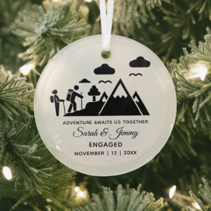 Minimalistische Weihnachtsgebirgswanderung Verlobt Ornament Aus Glas