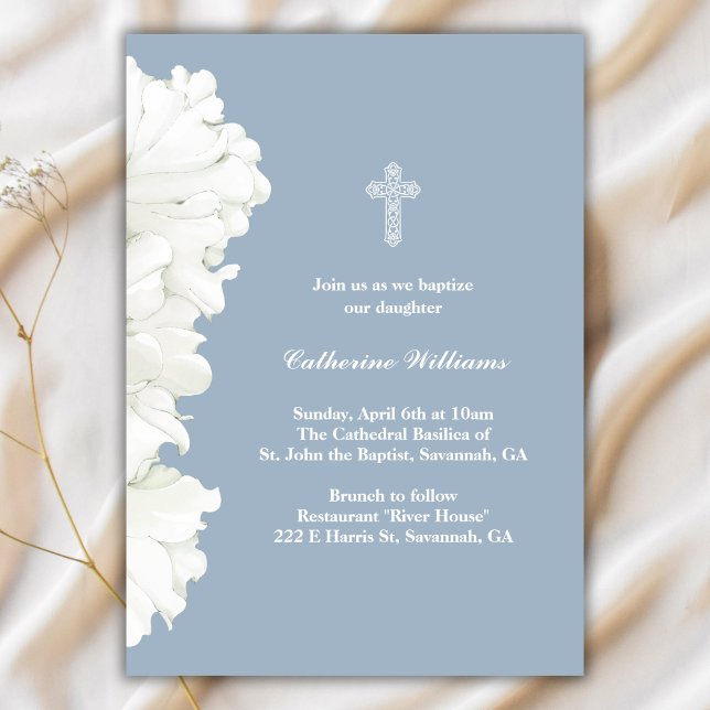 Minimalistische weiße Blume Dusty Blue Taufe Einladung (Minimalist White Flowers Dusty Blue Baptism Invitation)