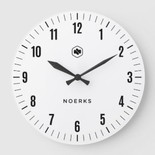 Minimalistische weiße Wanduhr