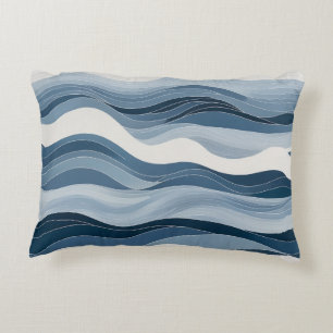 Minimalistische Wellenmuster in einer ruhigen blau Dekokissen